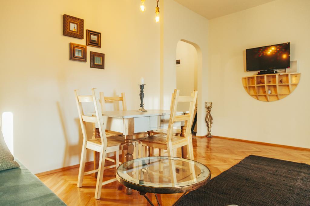 Artsy Old Town Apartment Бухарест Экстерьер фото