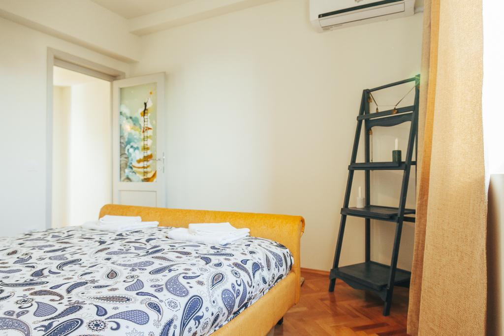 Artsy Old Town Apartment Бухарест Экстерьер фото